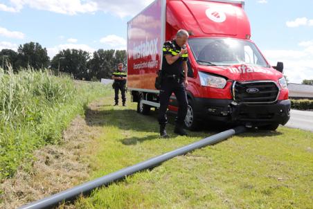 Bestuurder van bakwagen rijdt lantaarnpaal uit de grond aan de Kloosterheulweg Waalwijk