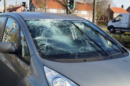 Fietser naar ziekenhuis na aanrijding in Waalwijk