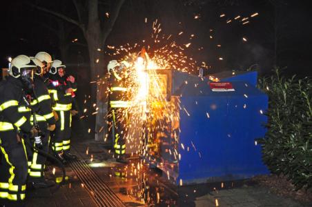 Kledingcontainer in brand in Waalwijk