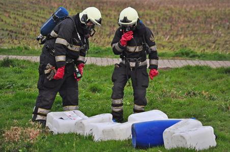 Vaten met vermoedelijk drugsafval gevonden aan de Schutskooiweg Waalwijk