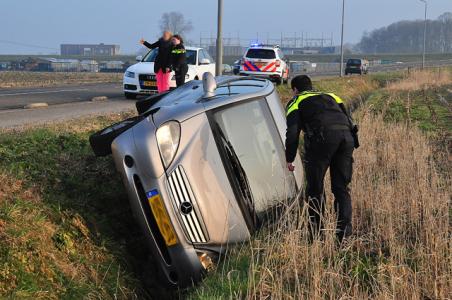 Automobilist rijdt met zijn auto de sloot in aan de Weteringweg Waalwijk