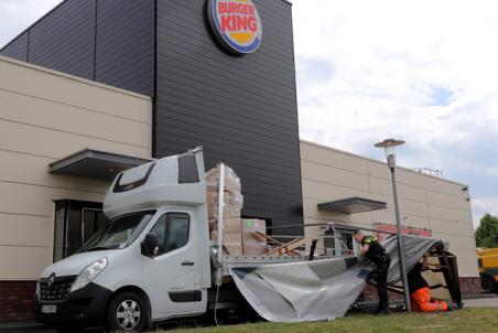 Vrachtwagenchauffeur rijdt zijn dak eraf bij drive-in van Burger King aan de Van Andelstraat Waalwijk