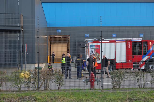 Ontruiming en gewonden bij brand in distributiecentrum Bol. in Waalwijk