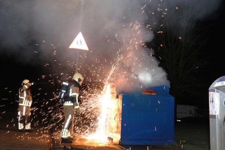 Kledingcontainer in brand aan de Berkenlaan Waalwijk