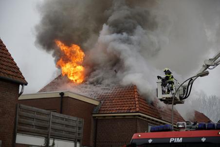 Honden en vogeltje gered uit brandend huis in Waalwijk