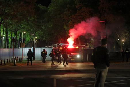 ME zet pepperspray in bij RKC - Roda JC: Supporters bekogelen politie met vuurwerk