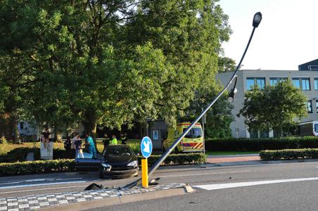 Auto vliegt uit de bocht aan de Taxandriaweg Waalwijk