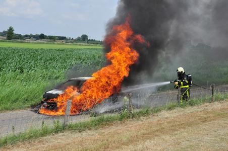 Auto compleet in lichterlaaie in Waalwijk; vlammen in wijde omtrek te zien