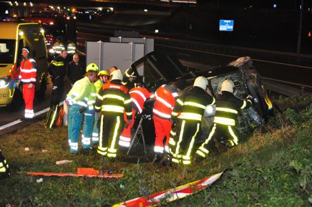 Auto vliegt uit de bocht op A59 Waalwijk, vrouw uit auto gered