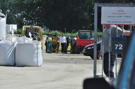 Man wordt onwel onder het rijden op bedrijventerrein aan de Sluisweg Waalwijk