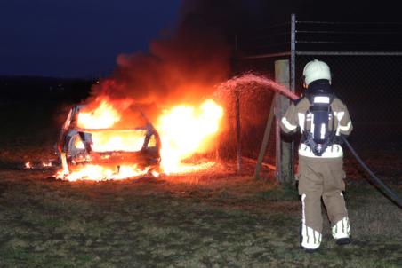 Auto gaat in vlammen op aan de Mannenbeemdweg Waalwijk