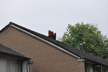 Verwarde man klimt op dak van woning in Waalwijk, hulpdiensten rukken massaal uit