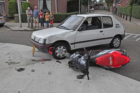 Scooterrijder gewond door ongeluk met auto in Waalwijk