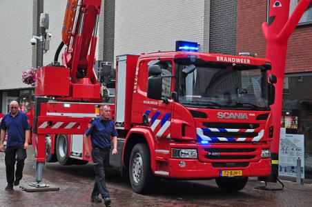 Nieuwe hoogwerker voor de brandweer Waalwijk trekt veel bekijks