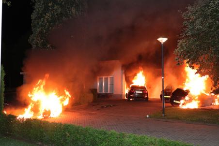Drie auto’s gaan in vlammen op aan de Jan van Goyenstraat Waalwijk