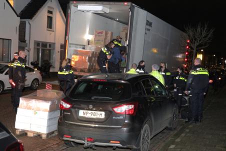 Politie vindt 11 onbekende personen in vrachtwagen aan de St. Antoniusstraat Waalwijk