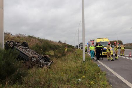 Auto op zijn kop aan de Midden-Brabantweg Waalwijk