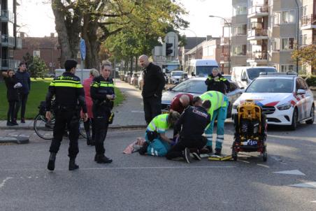 Vrouw op fiets raakt ernstig gewond na aanrijding met buurtbus aan het Vredesplein Waalwijk