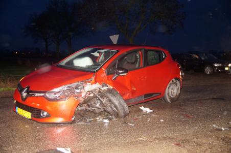 Gewonde bij ongeval Waalwijk, auto&#039;s zwaar beschadigd