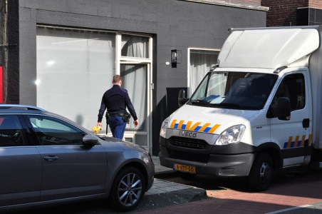 Foto-Update: 3 aanhoudingen bij vondst hennepkwekerij aan de Grotestraat Waalwijk