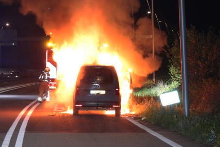 Volkswagen Caddy brandt uit op de Midden-Brabantweg Waalwijk