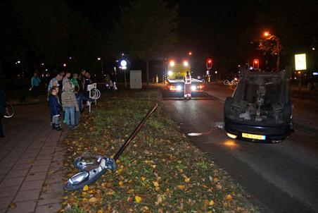 Auto ondersteboven op de Merwedelaan Waalwijk