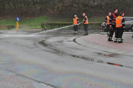 Brandweer reinigt wegdek aan de Van Andelstraat en omgeving Waalwijk