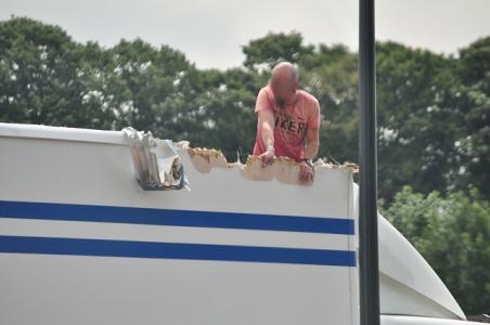 Vrachtwagenchauffeur  ramt brug aan de Hertog Janstraat Waalwijk