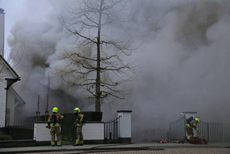 Garage gaat in vlammen op aan de Van Brederodelaan Waalwijk