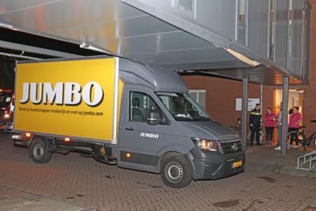 Chauffeur botst met bakwagen van Jumbo tegen loopbrug aan de Van Duvenvoordestraat Waalwijk