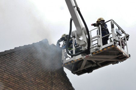 Schoorsteenbrand houdt brandweer lang bezig aan het Hoogeinde Waalwijk
