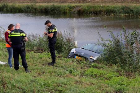 Bestuurster rijdt met auto de sloot in langs de A59 (Maasroute) Waalwijk