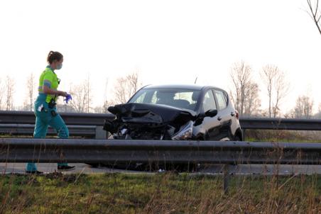 Automobilist botst achterop auto op de Midden-Brabantweg Waalwijk