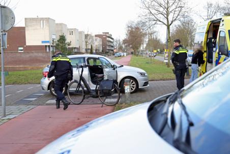 Vrouw op fiets raakt gewond bij botsing met auto aan de Burg. Smeelelaan Waalwijk