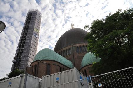 Tieners klimmen kerktoren op in Waalwijk om te genieten van uitzicht