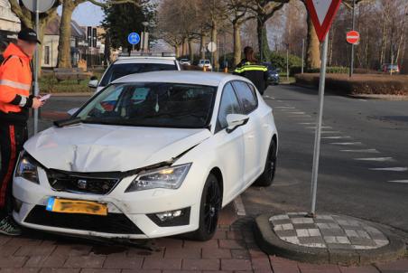 Twee auto’s botsen op elkaar op kruising aan de Burgemeester van der Klokkenlaan Waalwijk