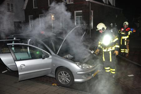 Motor van auto in brand Waalwijk