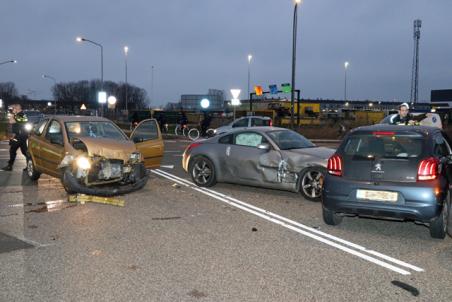 Vier auto’s botsen op elkaar op ‘beruchte kruising’ aan de Pakketweg Waalwijk