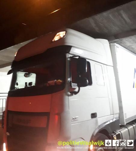 Gaan we weer: Vrachtwagen vast onder berucht viaduct in Waalwijk