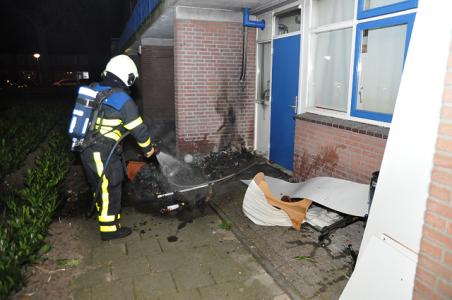 Container staat in brand tegen woning aan de Dr. Kuyperlaan Waalwijk