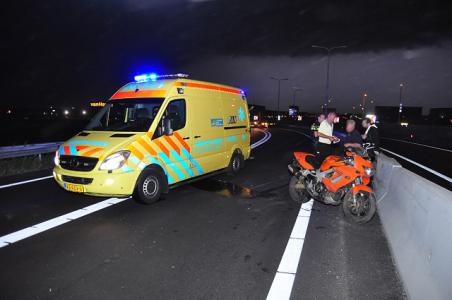 Motorrijder gaat hard onderuit door harde wind op de A59 (Maasroute) Waalwijk