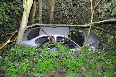 Auto crasht aan de Drunenseweg Waalwijk