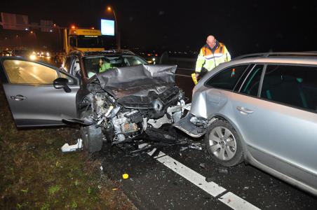 Flinke ravage op Midden-Brabantweg bij Waalwijk door botsing met meerdere auto&#039;s