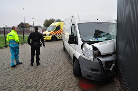 Busje knalt tegen Würth-gebouw in Waalwijk