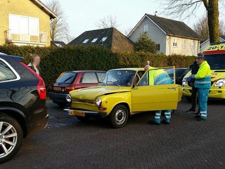 Klassieke DAF uit 1974 flink beschadigd na botsing aan de Kloosterweg Waalwijk