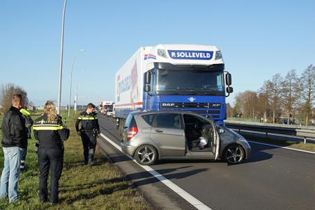 Auto wordt meters meegesleurd door vrachtwagen op Midden-Brabantweg Waalwijk