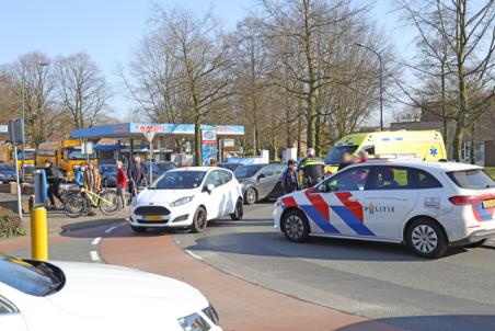 Auto komt in botsing met fietser aan de Burg. Smeelelaan Waalwijk