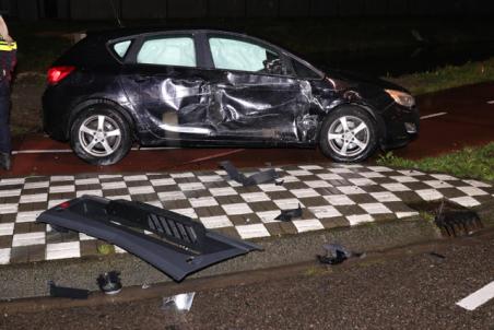 Vrachtwagen en auto botsen op elkaar aan de Pakketweg Waalwijk