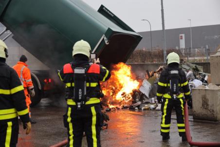 Perscontainer in brand gevlogen op milieustraat in Waalwijk