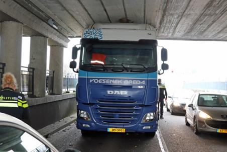 Vrachtwagenchauffeur raakt gewond bij aanrijding tegen viaduct aan de Hertog Janstraat Waalwijk